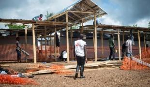 Les équipes MSF augmentent la capacité du centre de traitement de Kailahun.