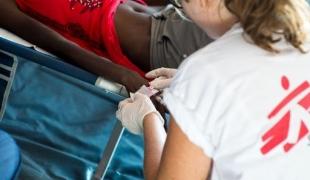 MSF a mis en place un dispensaire sous tente dans le port d'Augusta en Italie. Des soins 24/24 y sont offerts aux migrants nouvellement arrivés