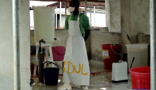 Abdul est désinfecteur à Bo en Sierra Leone. Il s'assure que l'hygiéniste peut retirer sa combinaison en toute sécurité.