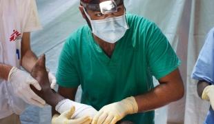 Chirurgie légère au dispensaire MSF du site de déplacés de M'Poko
