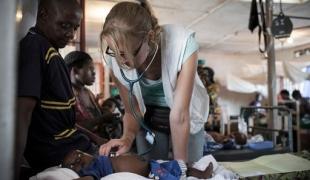 Josine Blanksma en consultation dans le service de soins intensifs de l'hôpital de Baraka