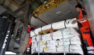 Chargement d'un avion cargo MSF