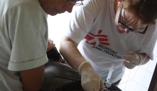 Personnel médical MSF prend en charge un blessé par balle à Pinga province du Nord Kivu