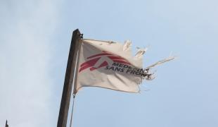 Drapeau MSF déchiré  déclaration à propos du documentaire sur Kayla Muller