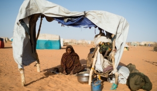 70 000 réfugiés maliens continuent de survivre dans des conditions précaires au milieu du désert mauritanien sans perspective de retour en raison des tensions ethniques affectant le nord du Mali. C’est ce que décrit le rapport « Echoués dans le