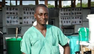 Zayzay Mulbah survivant d'Ebola qui travaille désormais avec MSF au Liberia