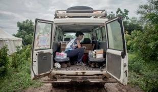 L'intérieur d'un Land Cruiser véhicule utilisé sur certaines missions par MSF