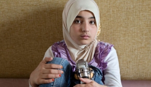 Manal a été gravement blessée en Syrie en mars 2013. A seulement 10 ans elle a déjà été amputée d'une jambe et a subi de nombreuses opérations chirurgicales.