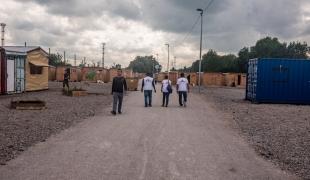 Sept mois après son ouverture la Sous Préfecture de Dunkerque a décidé de ne plus accueillir de nouveaux arrivants au camp de La Linière à Grande Synthe. L’objectif est de réduire ses capacités d’accueil à 300 personnes d’ici la fin de l’