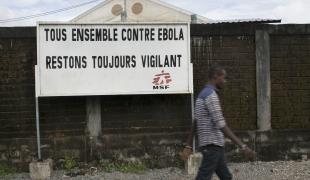 A l’extérieur du centre de santé de MSF à Nongo en Guinée.