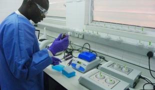 Test de charge virale au Malawi.