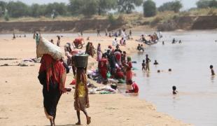 Déclaré le 18 septembre l'épidémie de choléra se déplace vers le sud en suivant la rivière Barh Azoum utilisée par beaucoup pour le lavage la baignade ainsi que pour s’hydrater. En réponse MSF s’est redéployé à Am Timan dans la région de 