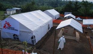 En décembre 2007 une épidémie d'Ebola avait frappé l'Ouganda à Kykio et Bundibugyo. Ici un membre de l'équipe logistique d'eau hygiène assainissement devant l'unité d'isolation de Kykio.