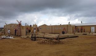 MSF a lancé la construction d’un hôpital préfabriqué à Guiuan destiné à remplacer provisoirement l’hôpital sous tente.