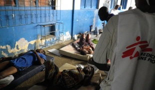 Afflux de blessés dans l'hôpital d'Abobo Sud en Côte d'Ivoire le 17 mars 2011