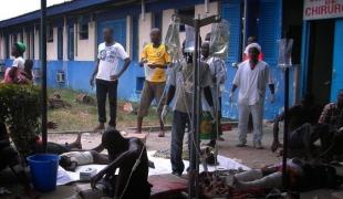 Afflux de blessés dans l'hôpital d'Abobo Sud en Côte d'Ivoire le 17 mars 2011