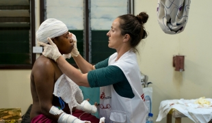 Une femme prise en charge par MSF à l'hôpital de Tari en Papouasie Nouvelle Guinée en décembre 2015. Elle est venue se faire soigner après avoir été agressée par son mari.