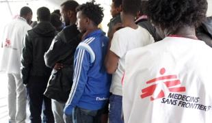 Des migrants tout juste arrivés à Pozallo sont examinés par nos équipes médicales.