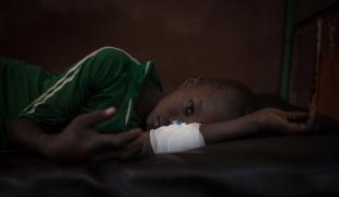 Nicsonne Dadjam 13 ans est pris en charge à l'hôpital MSF de Paoua dans le nord ouest de la RCA. Il a été mordu par un serpent alors qu'il travaillait aux champs.