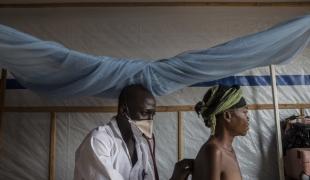 Consultation d'une patiente tuberculeuse à l'hôpital de Paoua en République centrafricaine  Novembre 2012