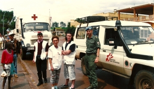 Rwanda 20 ans  13 avril 1994  Route de Kigali  Xavier Lassalle et équipe MSF au départ du convoi
