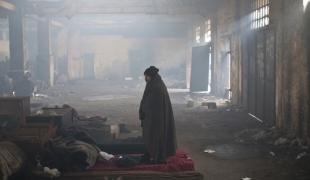 Un migrant dans un entrepôt désaffecté à Belgrade le 5 janvier 2017.