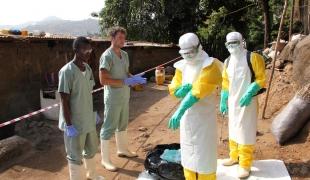 Une équipe MSF de lutte contre Ebola à Freetown en Sierra Leone.
