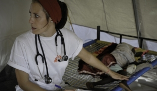 Dans la salle des urgences du dispensaire de MSF dans le camp de réfugiés de Jamam au Soudan du Sud  Mars 2012.