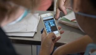 Un médecin MSF examine la radio des poumons d'un patient tuberculeux.