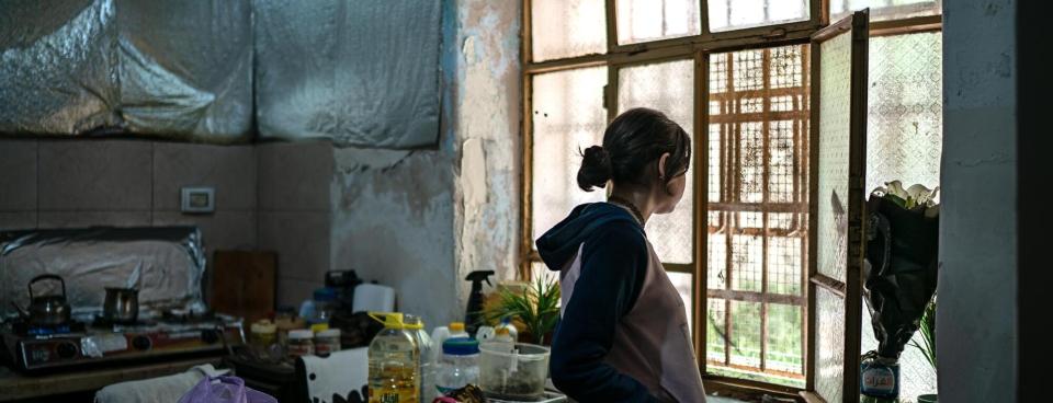 Une jeune fille palestinienne dans sa maison, située dans la zone H2 d'Hébron. Cisjordanie, mai 2023. 