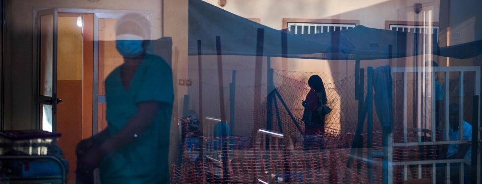 Une infirmière dans la salle dédiée à l'administration de l'antitoxine diphtérique du centre de traitement de Siguiri en Guinée. Décembre 2023.