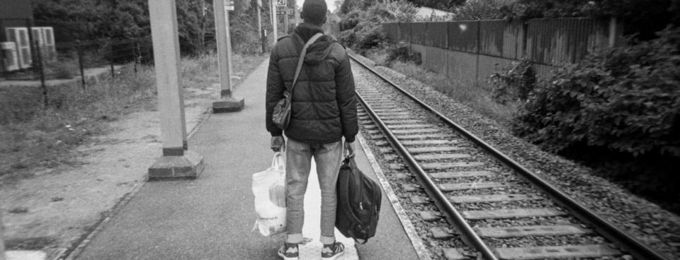 Un jeune exilé à la gare de Calais