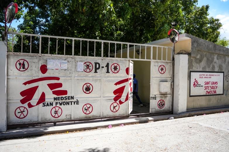 Haïti : MSF contrainte d’évacuer son hôpital de Cité Soleil et d’y suspendre temporairement ses activités  