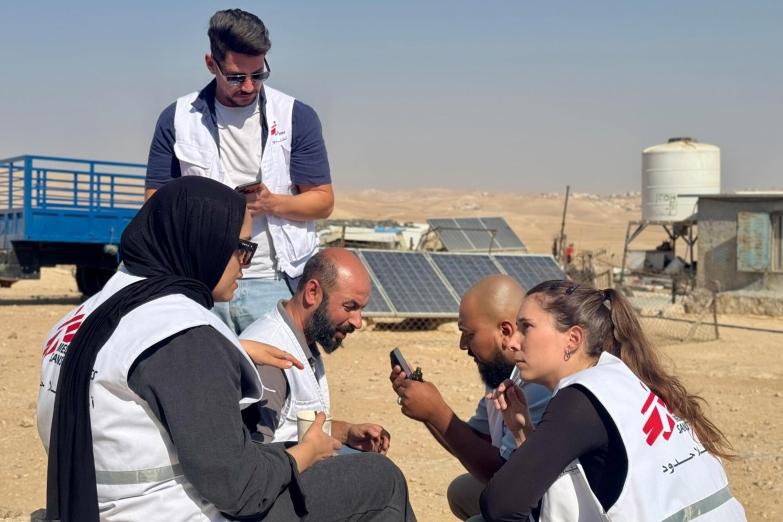 Un coordinateur de terrain de MSF s'entretient avec l'équipe dans la région de Masafer Yatta après avoir reçu un appel signalant une attaque de colons contre la communauté de Sfey, à Masafer Yatta, en Cisjordanie, en Palestine, en 2025.