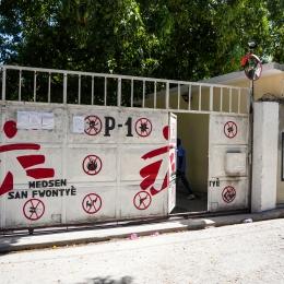 Haïti : MSF contrainte d’évacuer son hôpital de Cité Soleil et d’y suspendre temporairement ses activités  