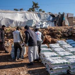 Une équipe de MSF distribue du matériel de chauffage aux personnes déplacées dans les camps du gouvernorat d'Idlib