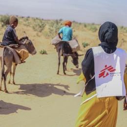 Une agente de promotion de la santé MSF partage des informations essentielles sur la prévention de la rougeole et l'importance de la vaccination avec les membres de la communauté dans la région d'El Geneina.
