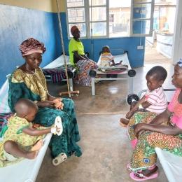  Busime (à gauche) est assise avec sa fille Gisèle, âgée de trois ans, atteinte du choléra et soignée à l'hôpital général de Sangé, dans la province du Sud-Kivu, à l'est de la République démocratique du Congo.