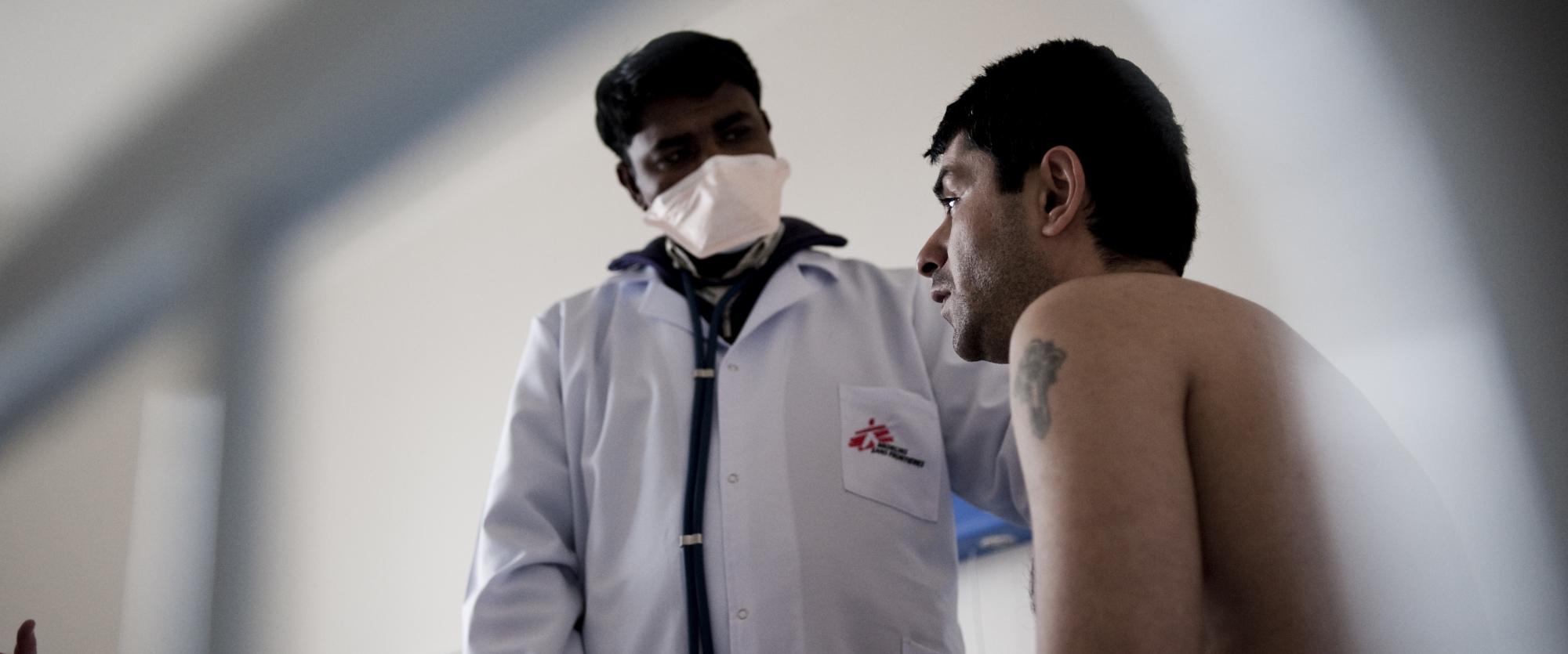 Centre national de lutte contre la tuberculose, Abovian, Arménie, Février 2010. Dr Shahidul Islam, un médecin MSF, examine un patient.