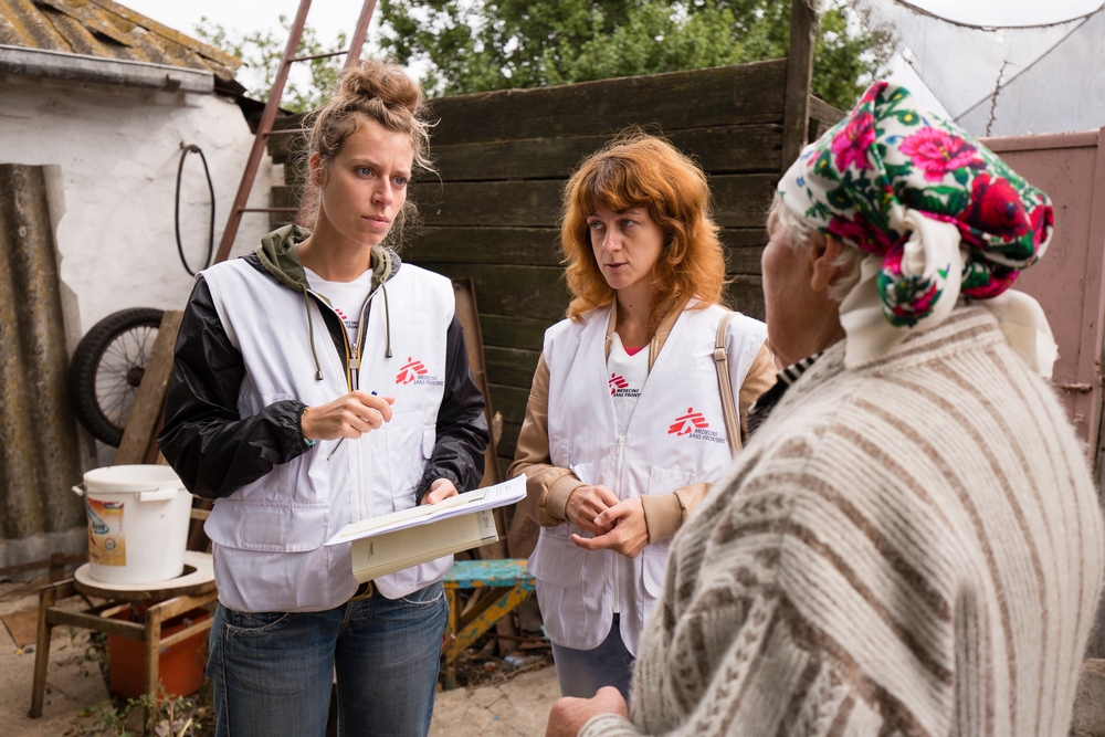 Taisiya explique ses conditions de vie à une équipe MSF, à Pavlopil, en Ukraine. Septembre 2016 © Maurice Ressel