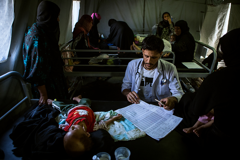 En plus de soigner les enfants malnutris, le Dr Mohammad tente également de sensibiliser les mères aux vertus de l’allaitement. © Hussein Amri/MSF