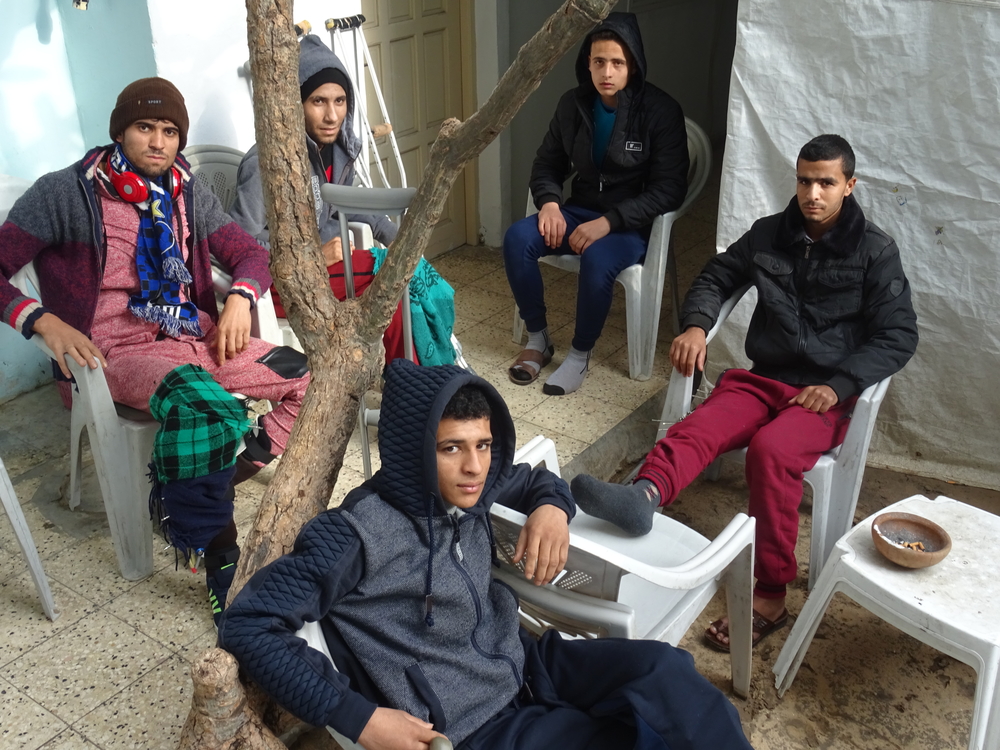 Un groupe de jeunes dans la zone d'attente de la clinique de MSF à Gaza.